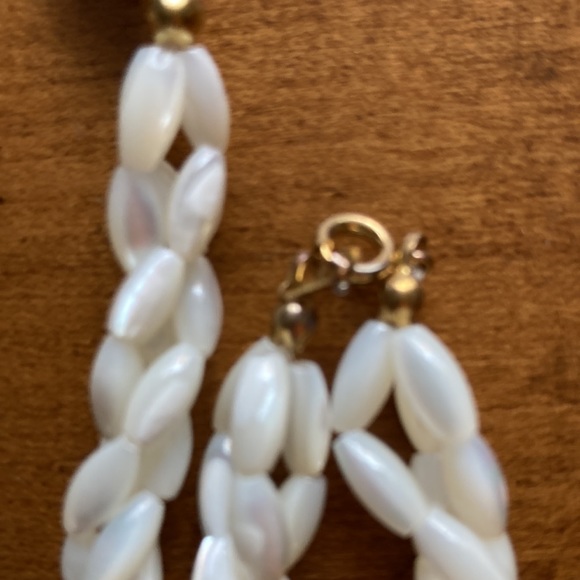 Vintage Twisted Rice Mother Of Pearl, Coral and Jade Set - Picture 11 of 11